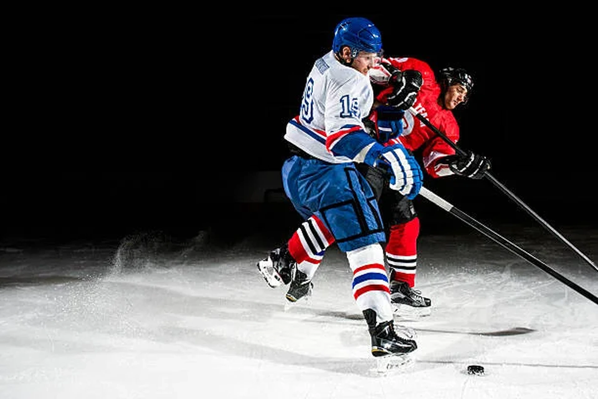 星空体育冰球运动员带球突破防守